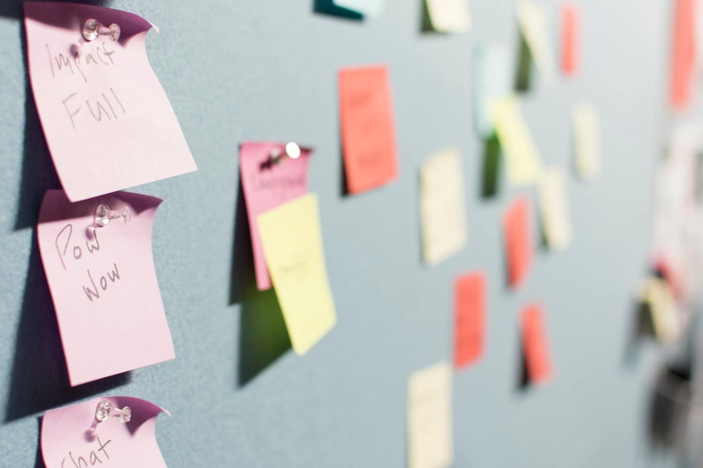 Pinnwand mit Post-it-Zettel. Agile Organisationsberatung synthese