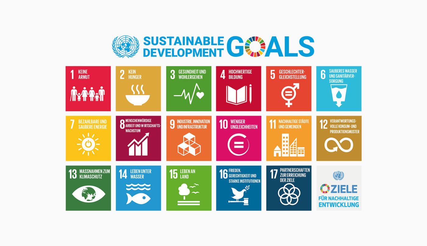 Mann steht auf einem Berg. Teamentwicklung – Krisen bewaeltigen