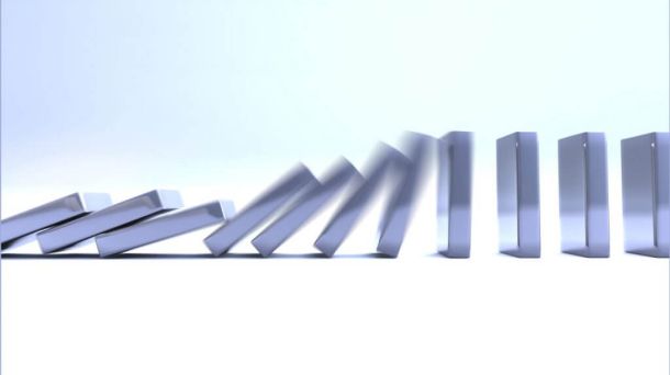 Buecher fallen nacheinander um. Alles zum Thema Selbstmanagement.