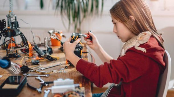 Jugendliche schraubt in Werkstatt. Die lernende Organisation